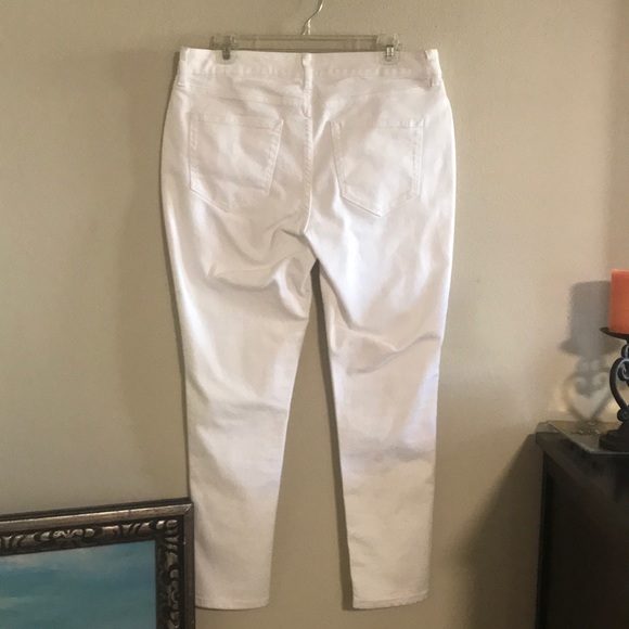 26. NWT mid rise Jegging - Picture 3 of 5